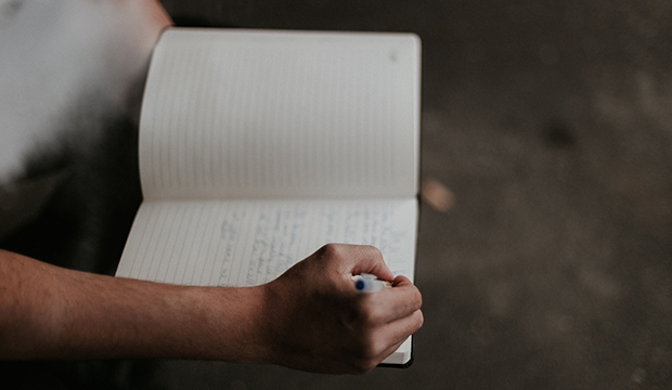 澳洲是一个备受留学生欢迎的国家，拥有许多世界一流的大学和学院。在选择澳洲留学的学校时，学生们需要考虑多个因素，包括学校的声誉、专业设置、教学质量、校园环境以及生活成本等等。以下是一些在澳洲留学中备受推崇的学校。