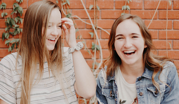 高中阶段是一个人成长和学习的重要时期，而选择去哪个国家留学也是一个关键的决定。对于许多学生和家长来说，留学英国是一个备受关注的选项。在这篇文章中，我们将探讨高中生选择留学英国的原因以及相关的费用问题。