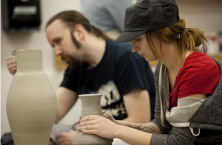 视觉艺术专业学生上课图