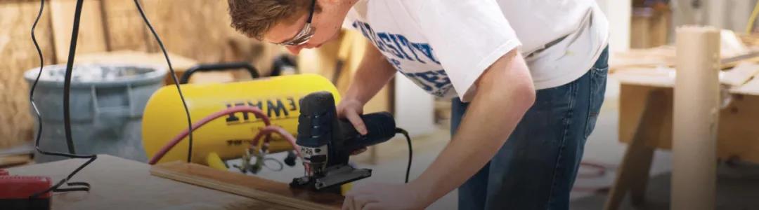 学徒技工工作图