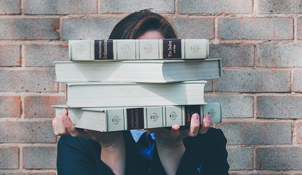 澳洲一直以来都是许多留学生的热门目的地之一。作为一个拥有世界一流教育体系的国家,澳洲提供了丰富多样的学习机会和优质的教育资源。然而,留学费用一直是考虑留学澳洲的学生和家长们关注的重要问题之一。那么,澳洲留学的价格到底是多少呢? 澳洲一直以来都是许多留学生的热门目的地之一。作为一个拥有世界一流教育体系的国家,澳洲提供了丰富多样的学习机会和优质的教育资源。然而,留学费用一直是考虑留学澳洲的学生和家长们关注的重要问题之一。那么,澳洲留学的价格到底是多少呢?