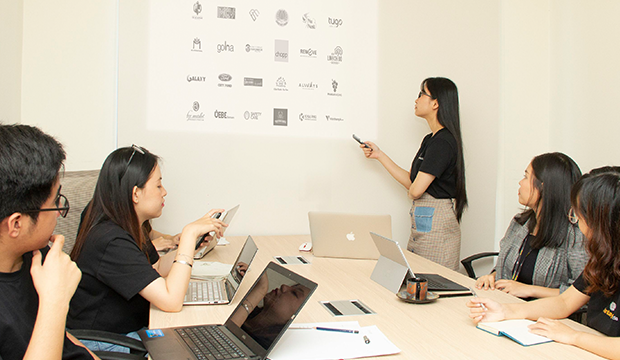 随着全球化的发展，越来越多的学生选择到英国留学，这个国家以其优质的教育体系和丰富的文化吸引着无数的留学生。然而，对于准备去英国留学的学生来说，一个重要的问题是：提前多久去英国留学？